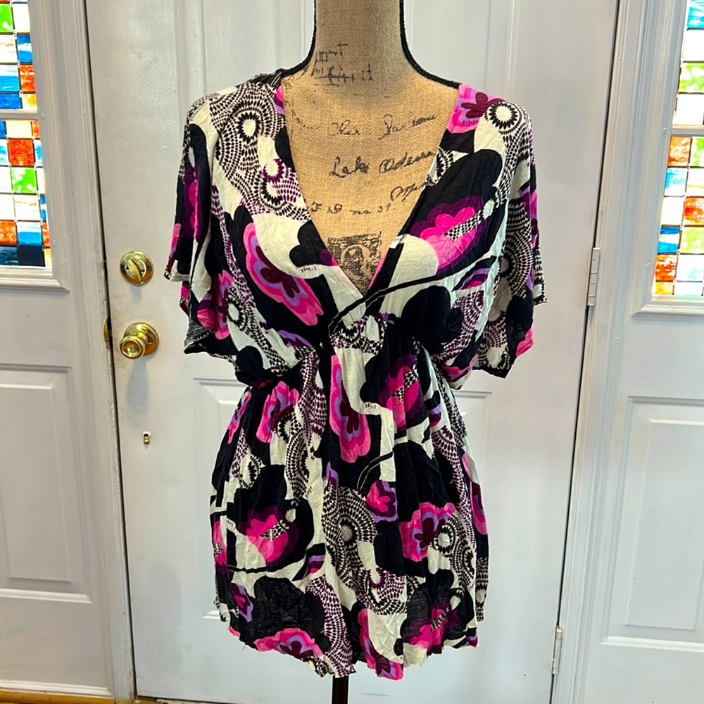 T bags Los Angeles tunic top size medium pink black and white floral